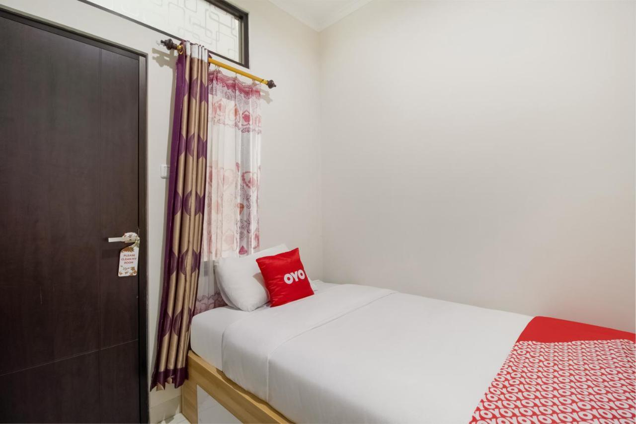 Oyo 3256 Rukost I8 Hotel Karawang Exterior foto